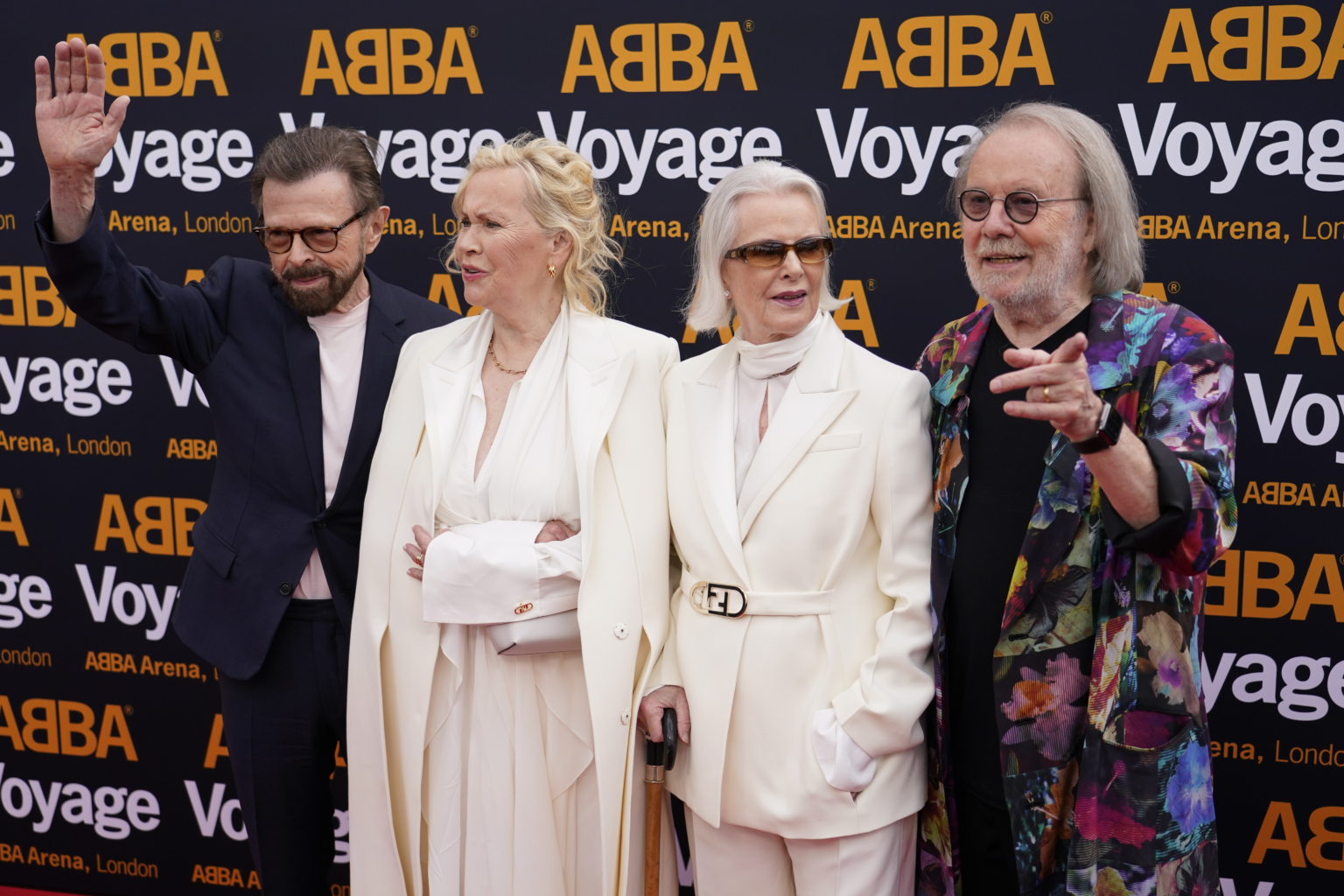 ABBA’s Fältskog and AnniFrid Lyngstad Revealed as Secret(04)