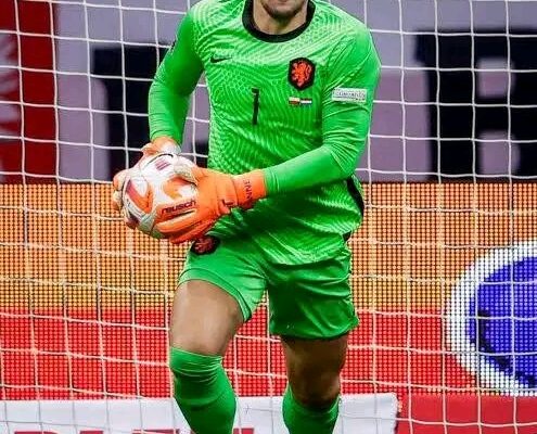 Spanning bij Ajax na Schokkend Vertrek: Remko Pasveer Verlengt Contract en Verklaart