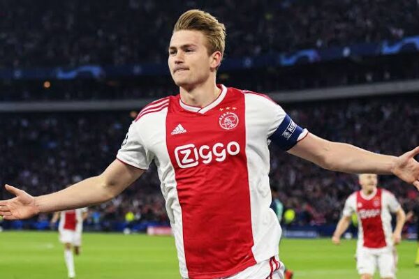 Breaking News: Van aanvoerder tot interim-coach – De Ligt maakt verrassende U-bocht terug naar Ajax…..