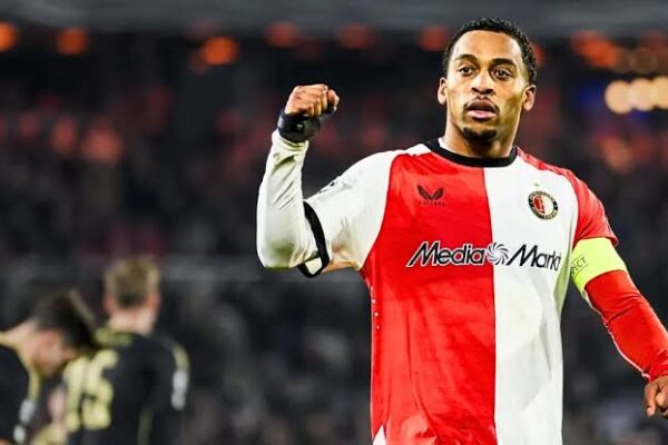 De slechtste opstelling in de geschiedenis van Feyenoord: Aanvoerder Quinten Timber stelt keuze van coach Robin van Persie ter discussie…